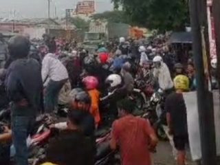Suporter Persiku Bersikeras Masuk, Jalan Pati-Kudus Lumpuh Total