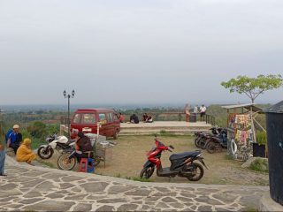 Menilik Keindahan Senja dari Bukit Gong