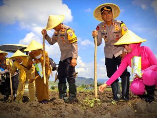 Dukung Program Ketahanan Pangan, Polres Trenggalek Tanam Jagung