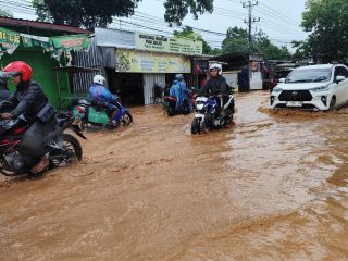 Jalan Pati-Tayu Tergenang, Sejumlah Motor Mogok