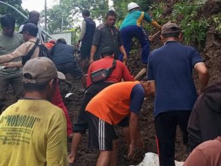 Diguyur Hujan Deras, Jalan Rahtawu Kudus Kembali Longsor