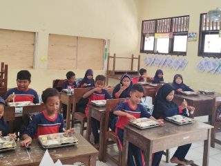 Pelajar Demak Mulai Menikmati Makan Bergizi Gratis