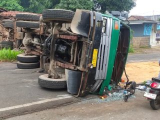 Tak Kuat Nanjak, Mobil Kontainer Terguling di Jalan Raya Mantingan