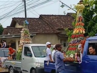Arak-arakan Gunungan Hasil Bumi Meriahkan Sedekah Bumi Desa Sumbersari