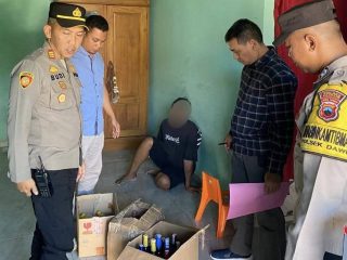Gelar Operasi Pekat, Polsek Dawe Amankan Ratusan Botol Miras