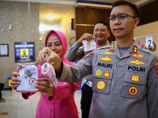 Edukasi Tertib Lalin, Pengunjung Satpas SIM Trenggalek Diberi Cendera Mata Unik 
