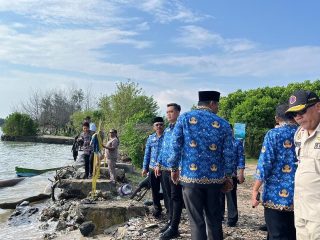 Pesisir Pantai Kedung Darurat Abrasi, Enam Desa Terancam