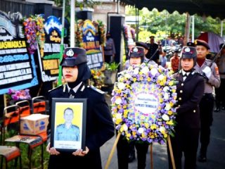 Tembakan Salvo Iringi Pemakaman Salah Satu Anggota Terbaik Polres Trenggalek