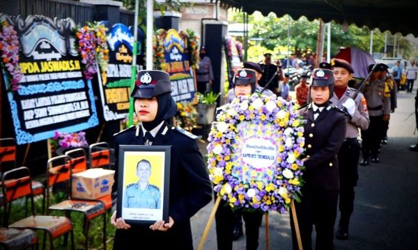 Tembakan Salvo Iringi Pemakaman Salah Satu Anggota Terbaik Polres Trenggalek