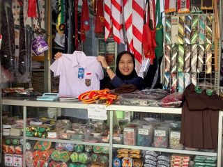 Tahun Ajaran Baru, Pendapatan Penjual Seragam di Pati Melonjak