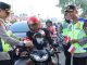 Sambut Hari Kemerdekaan, Polres Jepara Bagikan Bendera Merah Putih Kepada Warga