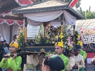 Kirab Boyongan, Keris Rambut Pinutung dan Kuluk Kanigoro Jadi Sorotan Warga Pati
