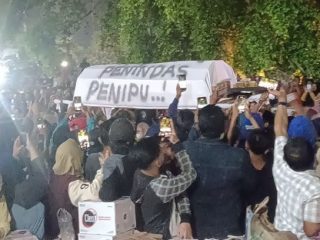 Warga Pati Kirim Replika Keranda Mayat, Dijadikan Simbol Matinya Demokrasi