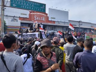 Penuhi Undangan, Ribuan Demonstran Berduyun Padati Alun-alun Pati