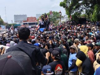 Demo Pati 13 Agustus Berujung Ricuh