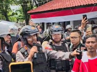 Tenangkan Pendemo, Kapolresta Pati Temui Demonstran