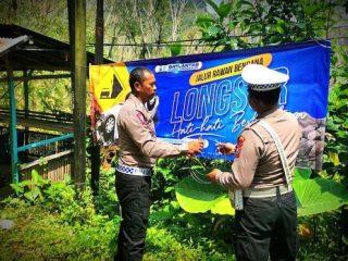 Waspada Longsor, Satlantas Pasang Imbauan di Jalan Trenggalek-Ponorogo