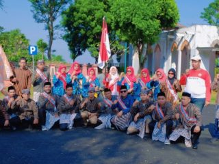Cara Unik Pecinta Sepeda Tua Peringati HUT Kemerdekaan