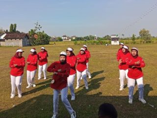 Semangat Kemerdekaan, Warga Meteseh Beradu Kekompakan Lewat Lomba Senam 