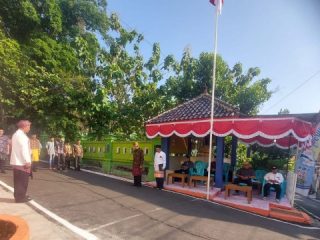 Tak Punya Lapangan, Warga Perum Kuwasharjo Upacara Kemerdekaan di Pos Ronda