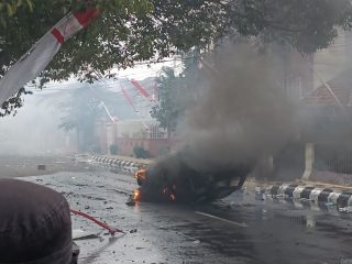 Demo Pati, Satu Mobil Polisi Dibakar Massa