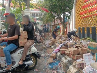 Demo Akbar Berangsur Surut, Air Mineral yang Tersisa Jadi Rezeki Masyarakat