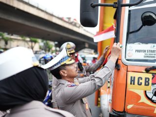 Ditlantas Polda Jateng Bagi-bagi 200 Bendera Merah Putih Gratis