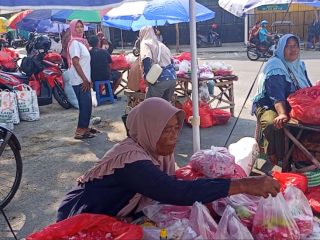 Berkah Malam Jumat, Pedagang Bunga di Rembang Diserbu Pembeli