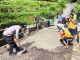 Warga Gotong Royong Cor Jalan Desa Sirahan-Damarwulan