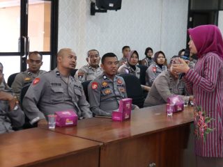 Anggota Polres Jepara Dibekali Kemampuan Public Speaking Bahasa Inggris 