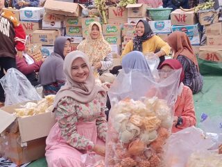 H-1 Demo Pati, Rombongan Emak-emak Asal Batangan Rela Bantu di Posko Donasi