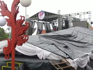 Diterjang Angin Kencang, Tenda Tamu VIP HUT Jateng Roboh 