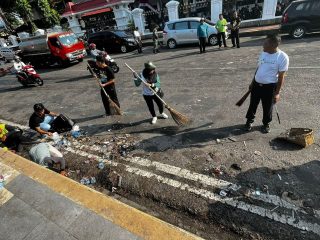Pasca Demo Pati, DLH Bersama Petugas Gabungan Bersih-bersih Kawasan Simpang Lima
