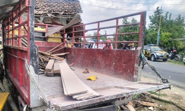 Truk Tabrak Motor dan Pejalan Kaki di Jalan Pati–Gabus, Satu Orang Meninggal Dunia