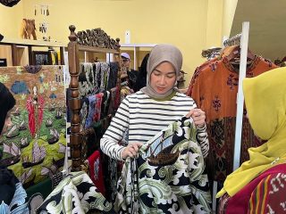 Artis Alya Rohali Terkesima dengan Beragam Kerajinan di Jepara