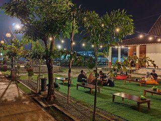 Menikmati Menu Kekinian dengan Lanskap Perdesaan di Tunggak Semi