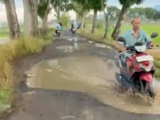 Jalan Alternatif Tambakromo-Gabus Seperti Kolam, Bertahun-tahun Remuk