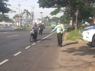 Hati-hati! Pengendara Sepeda Listrik di Widorokandang Terkapar Keserempet Vario