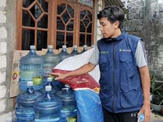Pati Sedang Terik dan Gerah, Penjualan Air Galon Meningkat
