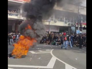 Pendemo Mulai Bakar Ban di Alun-alun Pati