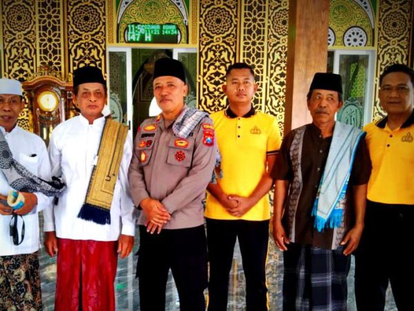 Sampaikan Pesan Kamtibmas, Kapolsek Panggul Turut Jumatan Bareng Warga