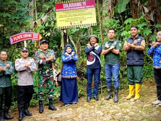 Menjaga Hutan Tetap Lestari, TNI Gandeng Polri dan Perhutani Pasang Peringatan