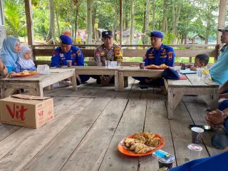 Satpolairud Pati Bagi Sembako dan Edukasi Nelayan Gembong