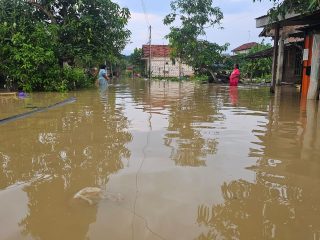 Sepekan Dilanda Banjir Dua Kali, Warga Ketitang Wetan Minta Pemkab Tanggap