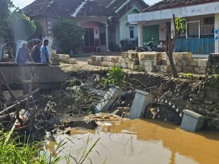 Tanggul Sungai Widodaren Kembali Ambrol, Belasan Rumah Terancam Longsor