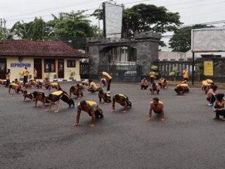 Personel Polres Rembang Tetap Jaga Kebugaran Meski Diguyur Hujan