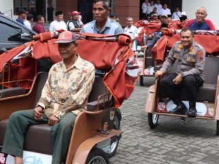 Rembang Salurkan Ratusan Unit Becak Listrik, Prioritaskan Pengemudi Lansia