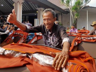 Puluhan Pembecak Lansia di Pati Sumringah Dapat Bantuan Becak Listrik