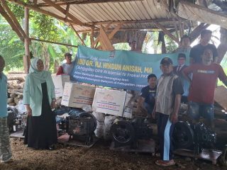 Hindun Anisah Salurkan Bantuan Mesin Diesel untuk Nelayan Bumiharjo