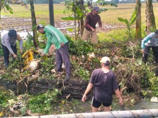 Cegah Banjir, Bhabinkamtibmas Polsek Mayong Turun Bersihkan Parit
